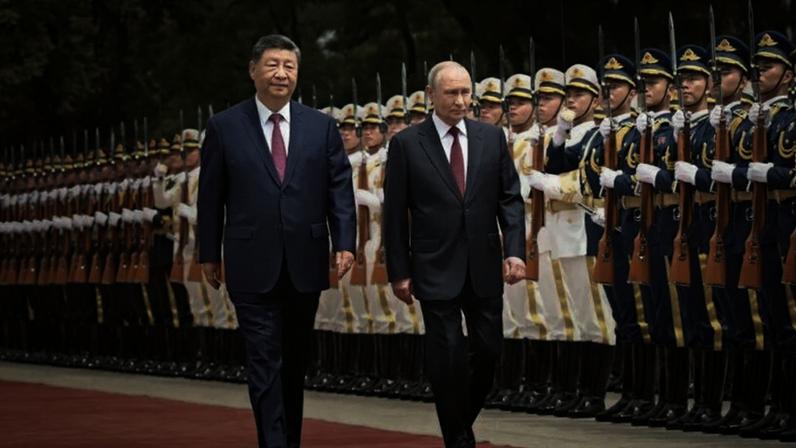 O presidente da Rússia, Vladimir Putin, acompanhado do presidente chinês, Xi Jinping, durante recepção em Pequim