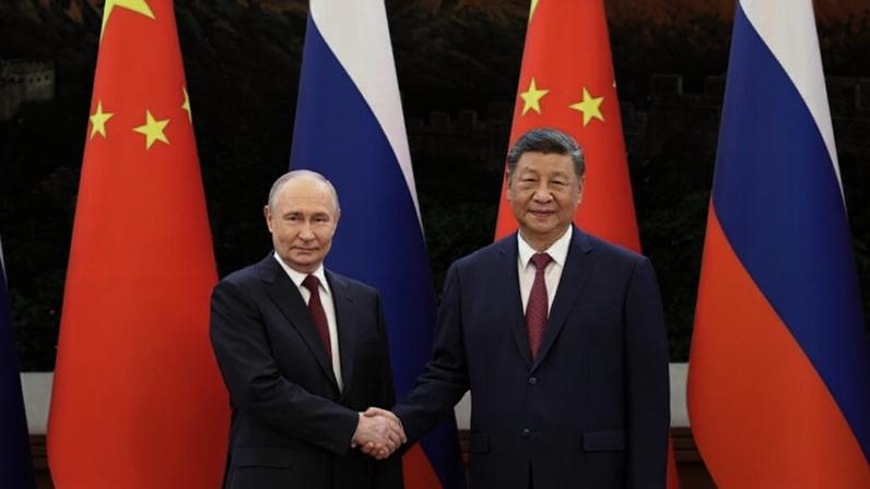 Na imagem, o presidente da Rússia, Vladimir Putin, ao lado do presidente da China, Xi Jinping