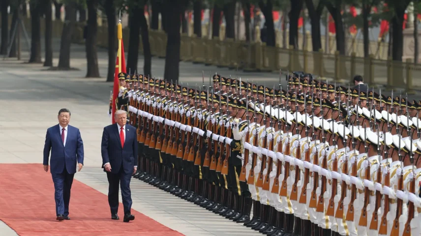 O ditador da China, Xi Jinping, recebendo o presidente dos EUA, Donald Trump, no Grande Salão do Povo, em Pequim. (Foto: Maxim Shemetov/EFE/EPA/POOL)