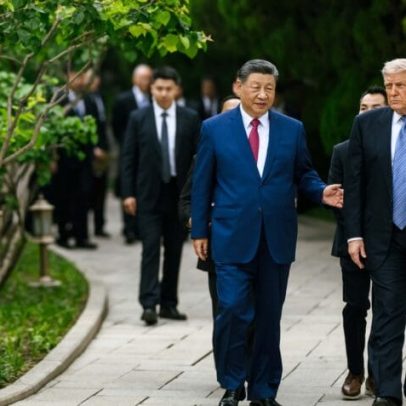 Trump e Xi Jinping passeiam juntos em jardim na China