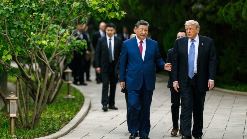 Xi Jinping (à esq.) e Donald Trump (à dir.) durante visita ao jardim do complexo de Zhongnanhai, residência oficial de Xi