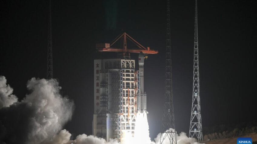 Na imagem, lançamento do foguete Longa Marcha que colocou os satélites da SpaceSail em órbita