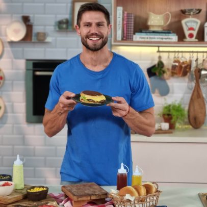 Jonas Sulzbach ensina receita de xis gaúcho, lanche tradicional do Sul