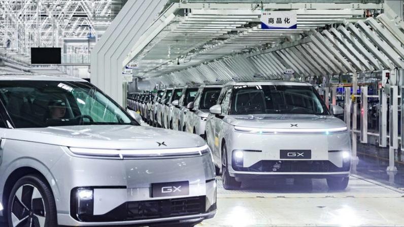 Montadora chinesa inicia produção em massa de táxis autônomos
