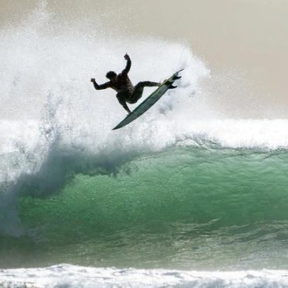 Yago Dora soma primeira nota 10 da WSL 2026 e encara Italo na semi em Raglan
