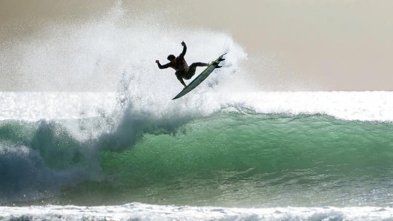Yago Dora dá aéreo em onda nota 10 na Nova Zelândia — Foto: WSL