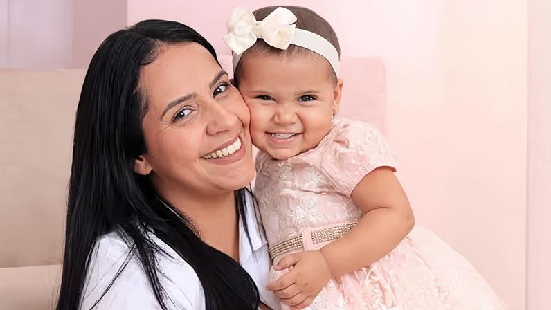 “Meu mundo parou quando soube que ela precisava de transplante”, diz mãe de bebê com câncer raro