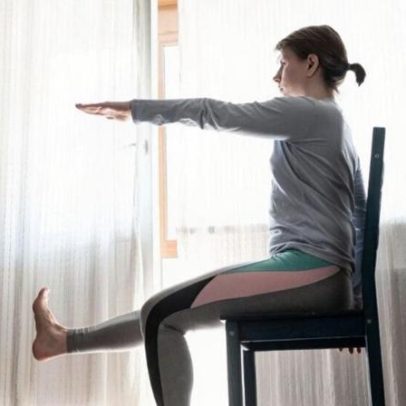 Yoga na cadeira melhora alongamento e reduz estresse