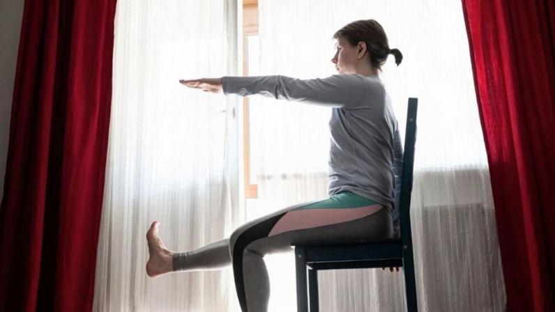 1 de 1 yoga-na-cadeira-pratica-ajuda-no-alongamento-e-reduz-o-1024×576