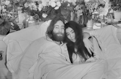 Yoko Ono e John Lennon and Yoko Ono em Montreal em 1969