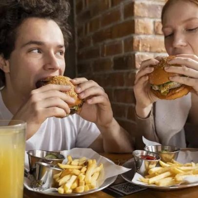 Comer rápido pode engordar: entenda o impacto no corpo