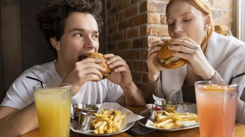 Comer rápido atrapalha a dieta? Descubra a verdade