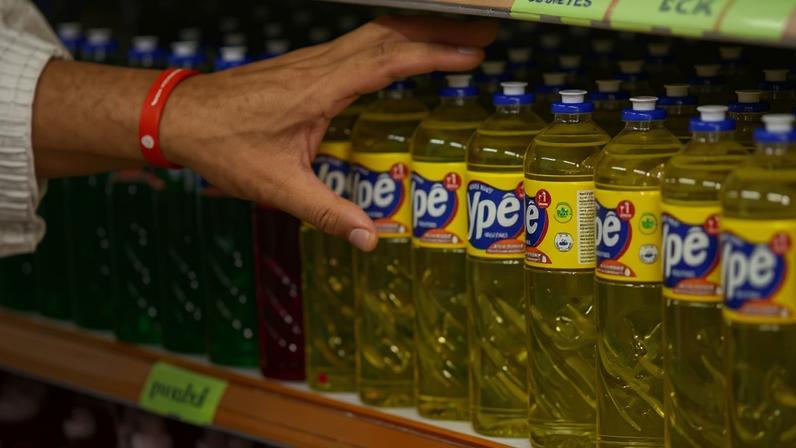 Foto colorida de detergentes da marca Ypê em prateleira de supermercado - Metrópoles