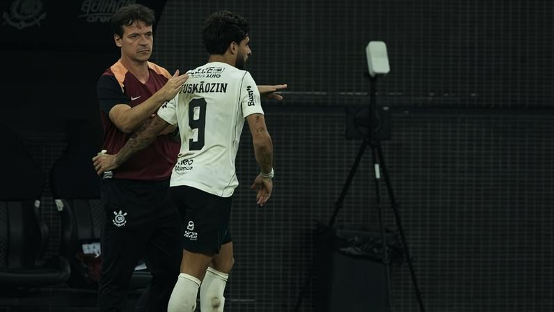 Yuri Alberto e Fernando Diniz durante a vitória do Corinthians sobre o Barra pela Copa do Brasil