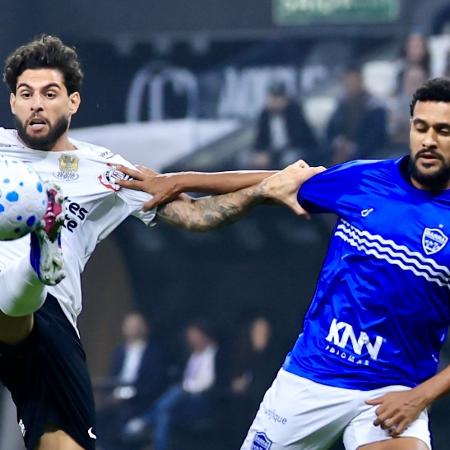 Yuri disputa a bola contra o Barra pela Copa do Brasil