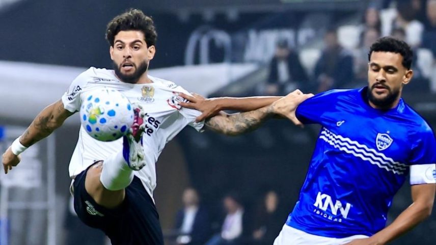 Yuri disputa a bola contra o Barra pela Copa do Brasil