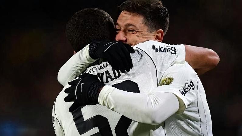 Zakaria celebra seu primeiro gol com a camisa do Corinthians