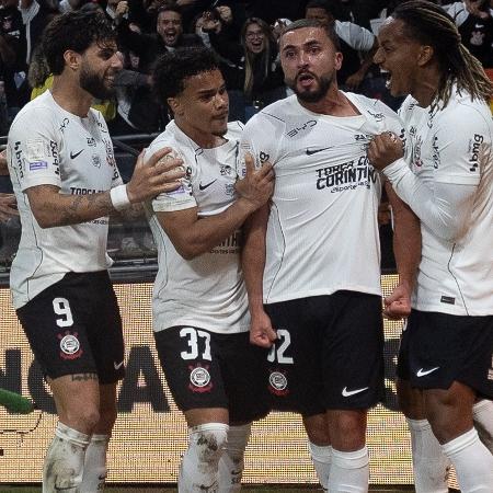 Zakaria Labyad, do Corinthians, comemora gol marcado contra o Atlético-MG, pelo Brasileirão
