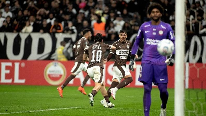 Zapiola abre o placar para o Platense contra o Corinthians
