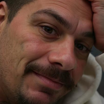 Zé Felipe chama atenção em festa da filha por relógio caro