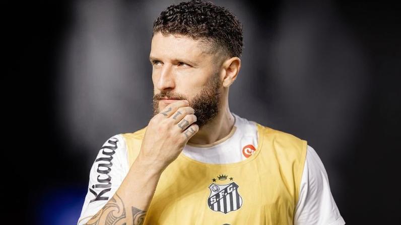 Zé Rafael no banco de reservas do Santos