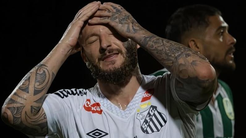 Zé Rafael se lamenta durante Chapecoense x Santos, pelo Campeonato Brasileiro
