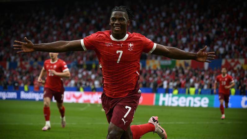 Embolo comemora gol pela Suíça contra Hungria pela Eurocopa — Foto: Angelos Tzortzinis / AFP