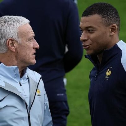 Deschamps defende Mbappé como centroavante da França diante de críticas