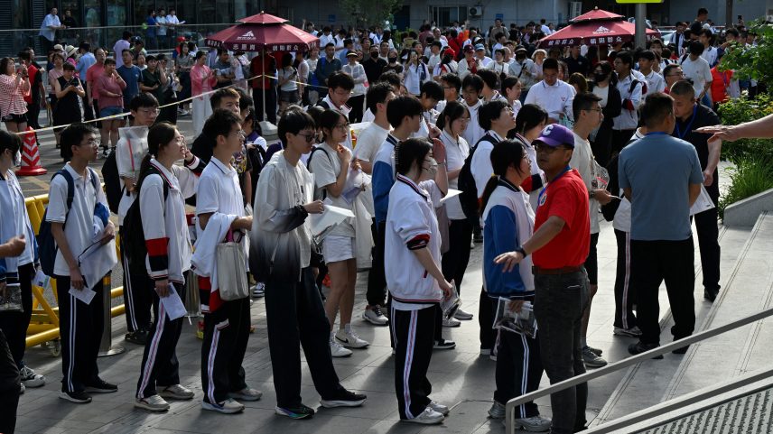 Alunos fazem fila para entrar em local de prova para o gaokao de 2025, na China. — Foto: Adek Berry/AFP