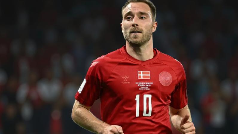 O meio-campista Christian Eriksen durante a Copa do Mundo do Catar em 2022 (NATALIA KOLESNIKOVA/AFP)