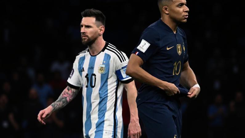 Messi e Mbappé em raro encontro durante a final de 2022 (Kirill Kudryavtsev/AFP)