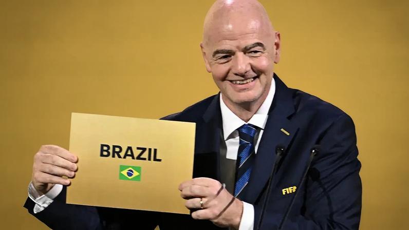 O presidente da Fifa, Gianni Infantino, anuncia o Brasil como sede da Copa do Mundo Feminina de 2027. 17/05/2024 (MANAN VATSYAYANA/AFP)