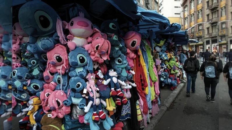 SEM ROYALTIES - Produtos de personagens americanos na Rua 25 de Março, em São Paulo: direitos intelectuais ignorados (Nelson Almeida/AFP)