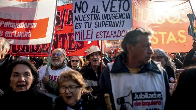 PROTESTO - A população nas ruas de Buenos Aires: insatisfação se expande em grupos como o dos aposentados