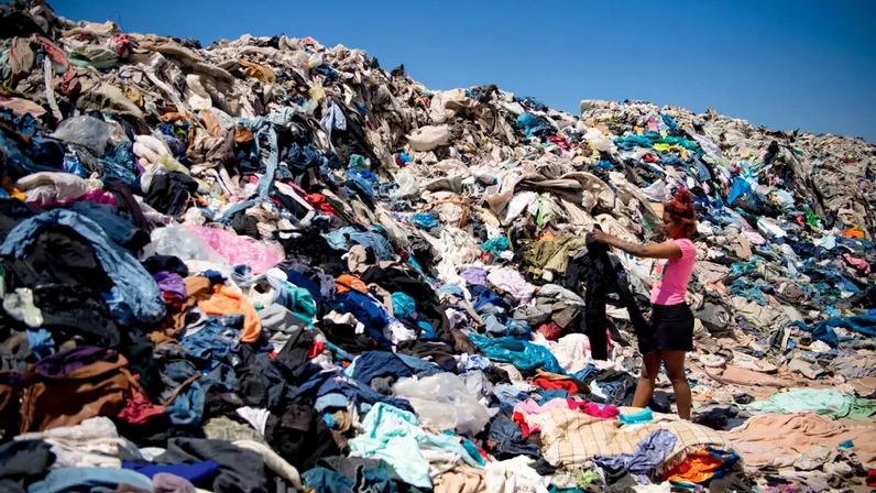 Aterro de roupas descartadas no Chile: lucro para uns, problemas para outros