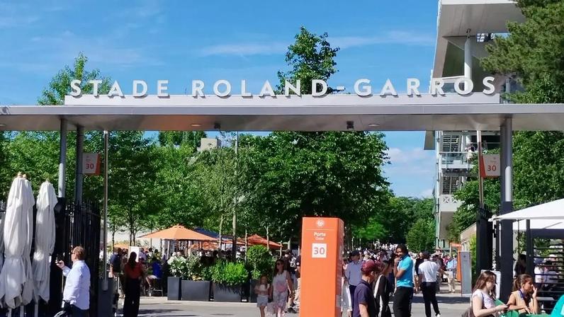 A entrada principal do estádio é discreta; a área é dedicada a torneios de tênis desde 1927