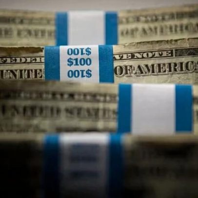 Dólar sobe mais de 1% com aversão a risco após ataques no Oriente Médio e EUA