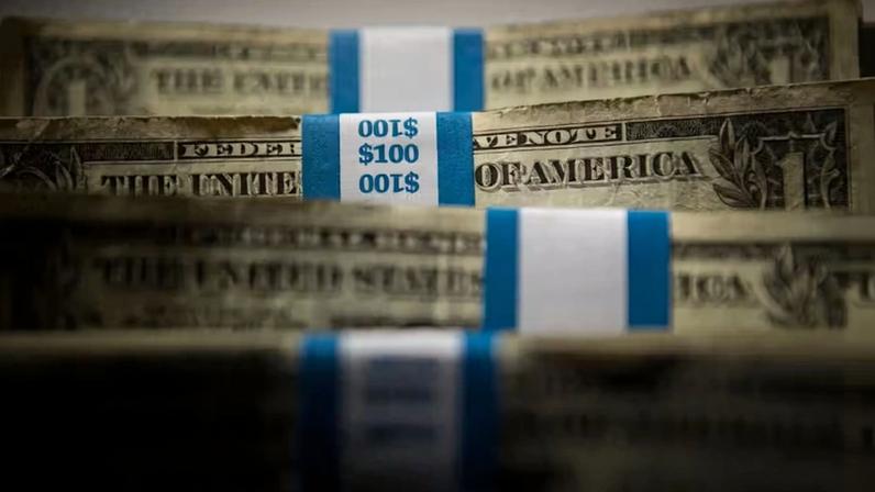 Economia Finanças Dólar Dollar Americano Cédulas Moeda Notas Dinheiro Cotação Bolsas Crise Poupança Stacks of U.S. one-dollar bills are arranged for a photograph in New York, U.S., on Monday, Feb. 4, 2013. Stocks tumbled the most this year and the euro sl