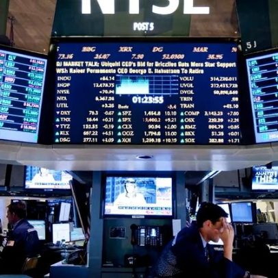 Bolsas de NY recuam com liquidação de ações de tecnologia