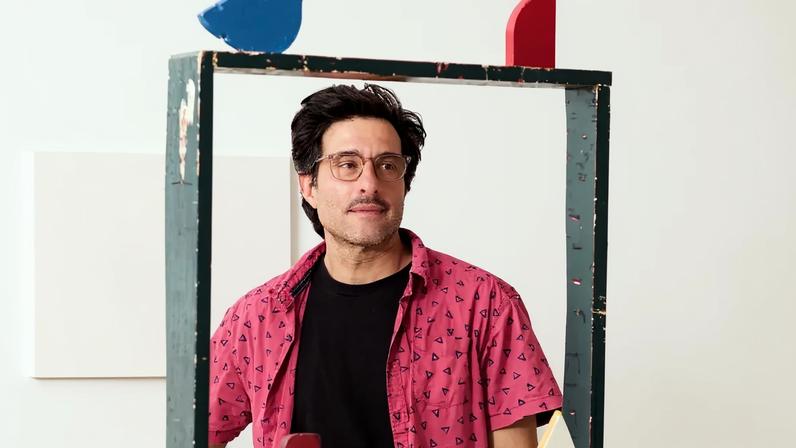Como Gedi Sibony transforma achados de rua em momentos congelados no show