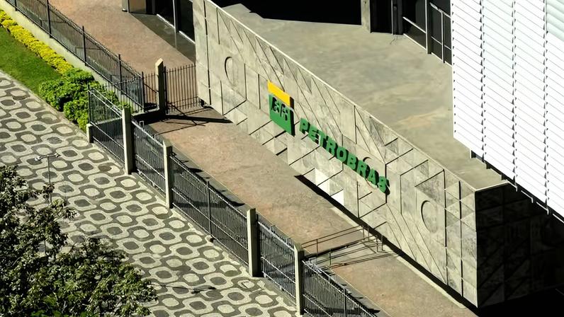 Na contramão do mercado, Petrobras (PETR4) e pares desabam com tombo do petróleo