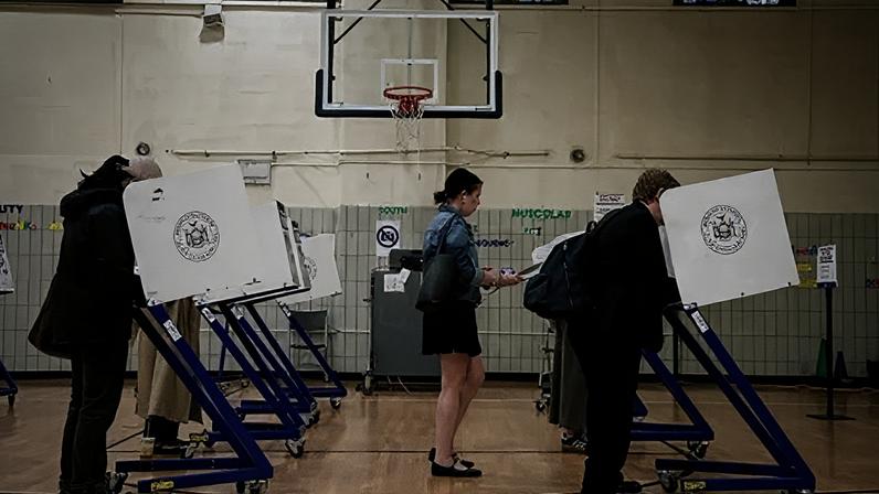Candidatos apoiados por Mamdani vencem na primária democrata de Nova York