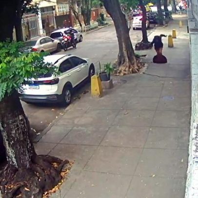 Mulher fica presa após tampa de bueiro ceder; vídeo mostra incidente
