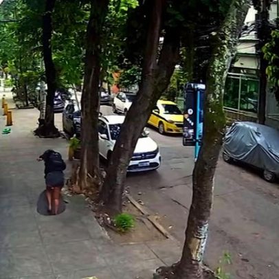 Mulher cai em bueiro e é atingida pela tampa na cabeça