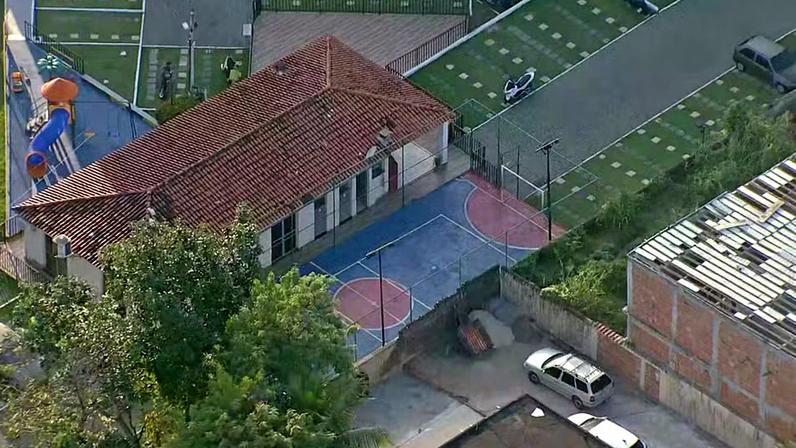 Criança brincava num parquinho quando foi baleada — Foto: Reprodução/TV Globo
