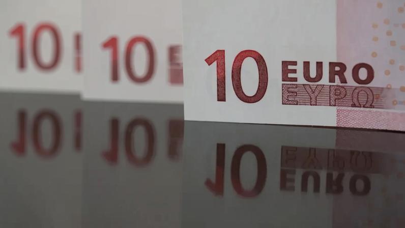 Papel global do euro avança, mas segue distante do dólar, mostra relatório do BCE — Foto: Chris Ratcliffe/Bloomberg