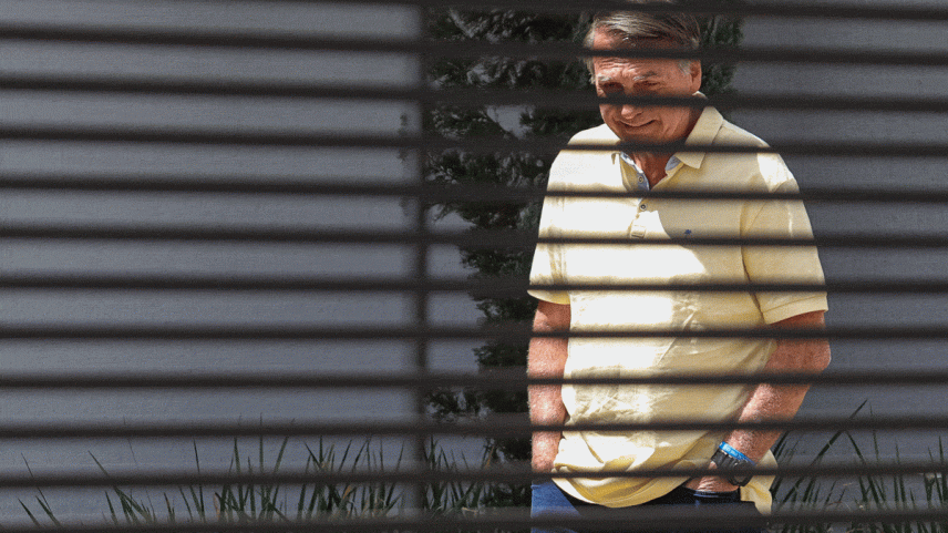 Imagem colorida do ex-presidente Jair Bolsonaro na prisão domiciliar - Metrópoles
