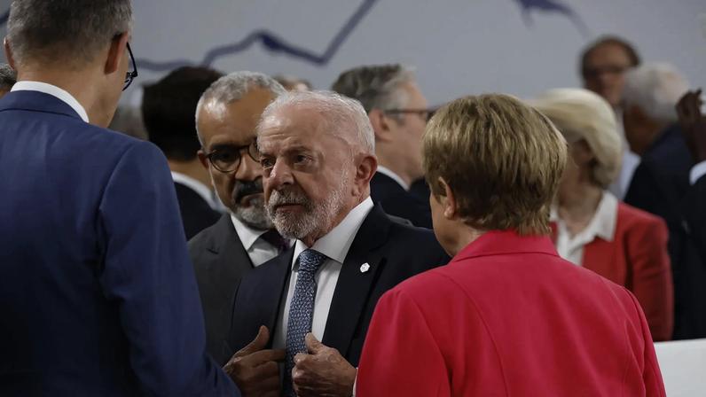 O presidente Lula em reunião com a diretora-gerente do FMI, Kristalina Georgieva, durante o G7 (Foto: EFE/EPA/YOAN VALAT)