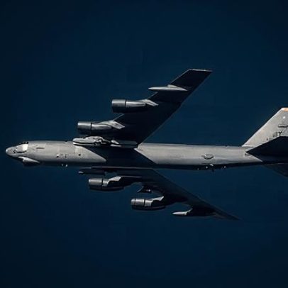 B-52 cai após decolagem na Califórnia