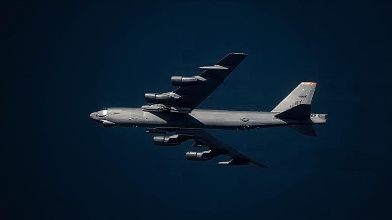 B-52 cai após decolagem na Califórnia